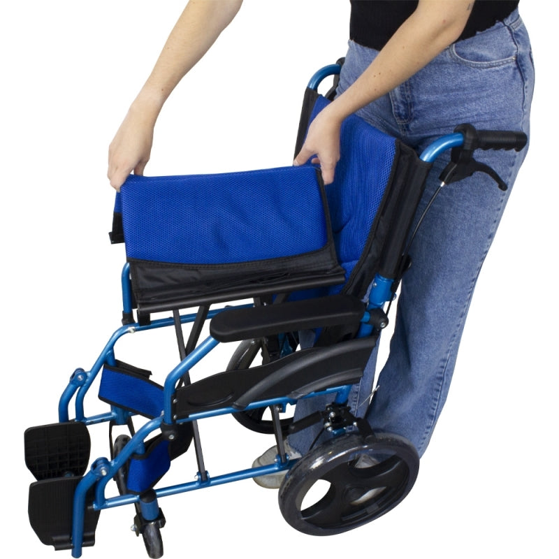 Aluminiumfalt -Rollstuhl und blaue Griffbremsen